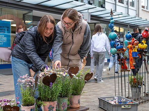 Beim Hafenmarkt in der Heilbronner Innenstadt gibt Töpferkunst, Handwerk und kreative Unikate.
