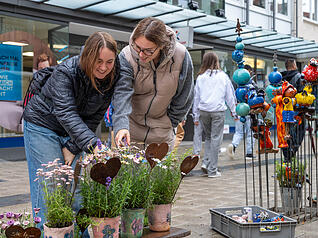 Beim Hafenmarkt in der Heilbronner Innenstadt gibt Töpferkunst, Handwerk und kreative Unikate.