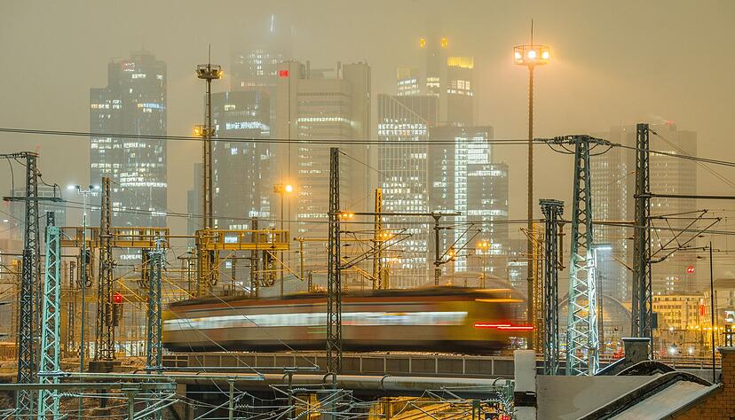Bei der Bahn kam es wegen des Unwetters mancherorts zu Einschr&auml;nkungen bei Regionalz&uuml;gen. Im Fernverkehr drosselte die Bahn auf einigen Strecken die Geschwindigkeit der Z&uuml;ge.