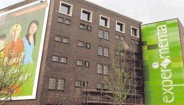 Mit Hochdruck wird im und um den Hagenbucher gearbeitet. Grün ist die Leitfarbe der neuen Lern- und Erlebniswelt.Foto: Dittmar Dirks Mit Hochdruck wird im und um den Hagenbucher gearbeitet. Grün ist die Leitfarbe der neuen Lern- und Erlebniswelt.Foto: Dittmar Dirks