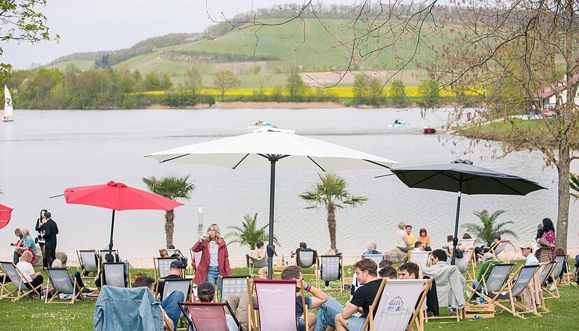 Seeblick inklusive: Die Gäste können bei "Wein am See" nicht nur die angebotenen Weine von Winzern aus der Nachbarschaft genießen, sondern auch das Ambiente.