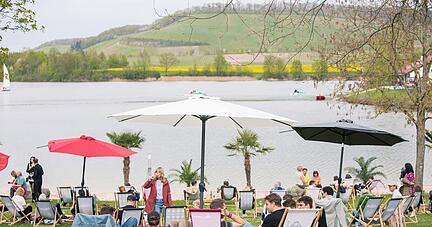 Seeblick inklusive: Die Gäste genießen an diesem Wochenende nicht nur die angebotenen Weine von Winzern aus der Nachbarschaft, sondern auch das Ambiente.