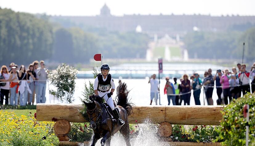 Julia Krajewski und ihr Pferd Nickel zeigen einen guten Gel&auml;nderitt.