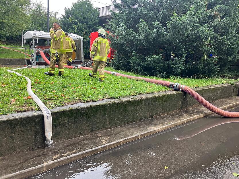 Die Feuerwehr war mit mehrere Fahrzeugen im Einsatz.