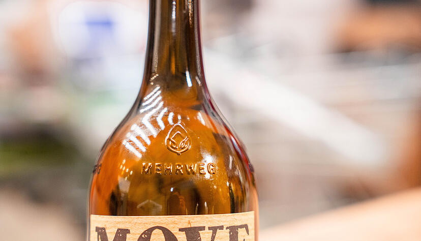 Die neuen Mehrwegflaschen bei Wein sind durch eine Prägung am Flaschenhals zu erkennen. Auch regionale Weinerzeuger machen mit.