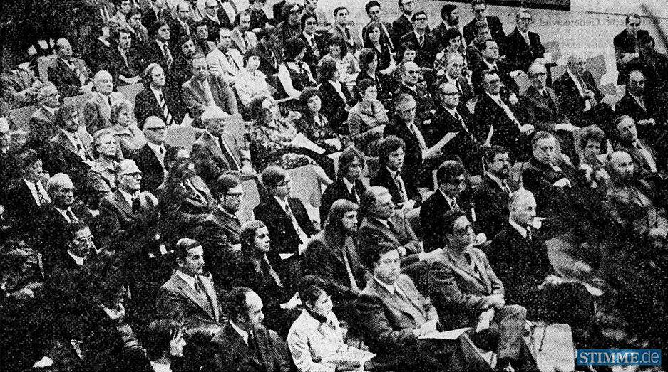 Am 5. Dezember 1975 findet die Einweihungsfeier statt. Viele G&auml;ste haben sich zur offiziellen &Uuml;bergabe des Kreisberufsschulzentrums eingefunden. Ganz vorne rechts: Kultusminister Wilhelm Hahn.