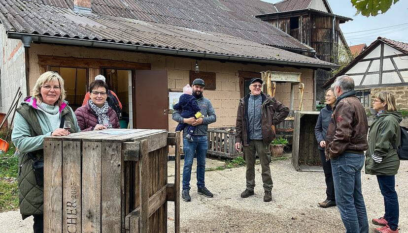 Hoch oben auf dem Lindelberg brennt Roland Fischer Sauerkirschen. Um zu Fischers zu kommen, wandern die Besucher durch die bunten Weinberge.
