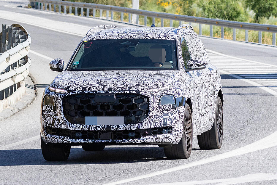 Im Erlkönig-Look ist der Prototyp des SUV Q9 bereits auf den Straßen unterwegs. Audi will das neue Modell 2026 auf den Markt bringen.
