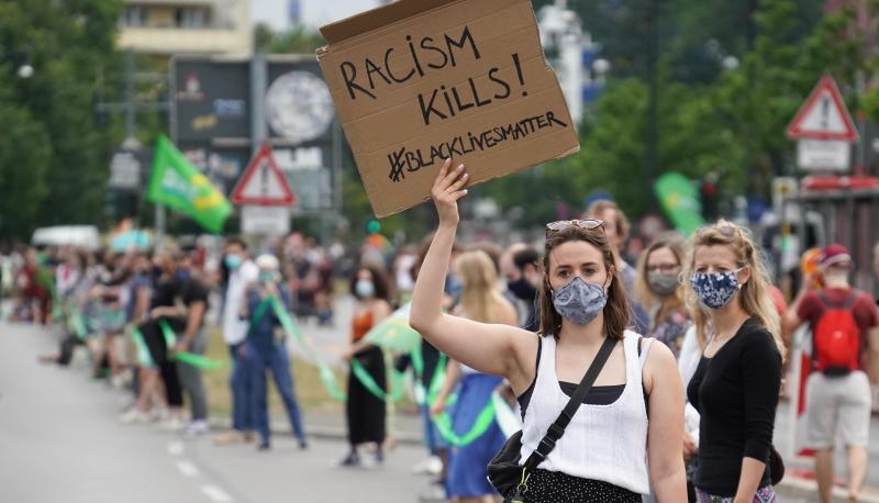 Eine Teilnehmerin in Berlin zeigt das Motto «Black Lives Matter».