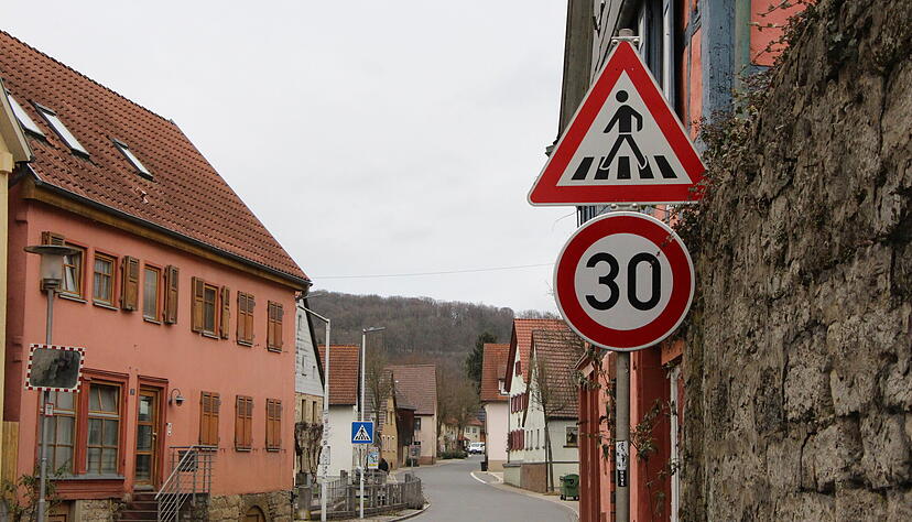 Seit 2021 gibt es den Zebrastreifen auf der B19 (Goldbachstra&szlig;e). Hier mit Blickrichtung Ortsausgang nach Rengershausen.