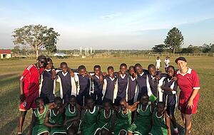 Gruppenbild mit dem Fußball-/ Netballgirlsteam am Turniertag der Schulen.