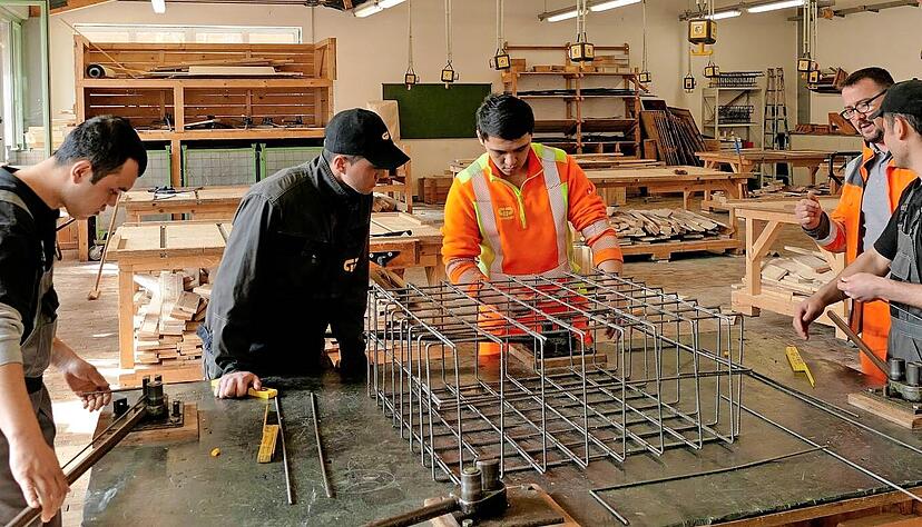 In Sachsen-Anhalt werden bereits junge Usbeken am Bau ausgebildet. Auch in der Region dürften bald Fachkräfte aus dem zentralasiatischen Land helfen, die Personalnot zu lindern.
Foto: picture alliance/dpa/Berliner Telegraph UG | Alexander Mermelstein In Sachsen-Anhalt werden bereits junge Usbeken am Bau ausgebildet. Auch in der Region dürften bald Fachkräfte aus dem zentralasiatischen Land helfen, die Personalnot zu lindern.
Foto: picture alliance/dpa/Berliner Telegraph UG | Alexander Mermelstein