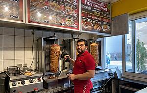 Sehmus Dogan gehört das Pizza Kebap Haus in Heilbronn. Auch er muss seine Preise erhöhen, sonst droht Verlust. Sehmus Dogan gehört das Pizza Kebap Haus in Heilbronn. Auch er muss seine Preise erhöhen, sonst droht Verlust.