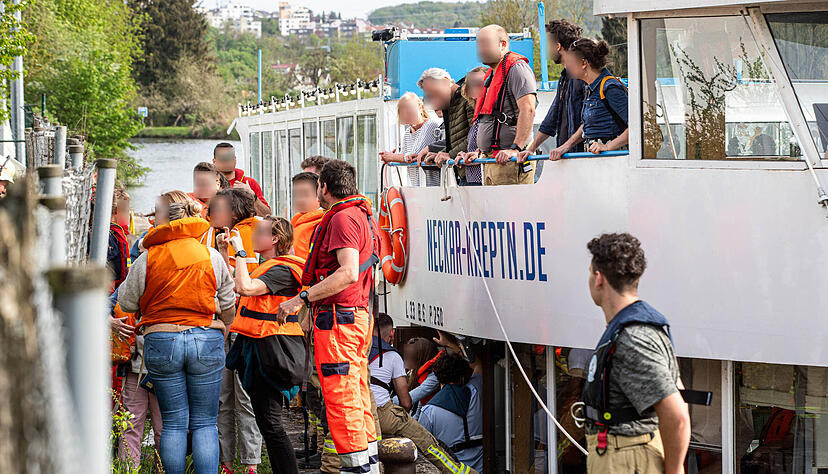 Mehr als 100 Fahrgäste wurden von Feuerwehr und DLRG bei Remseck-Hochberg in Sicherheit gebracht.