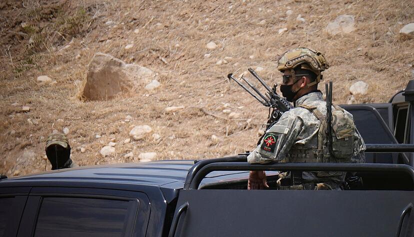 Sicherheitskr&auml;fte der kurdischen Regionalverwaltung sichern den Ort, wo die Waffenniederlegung stattfand.