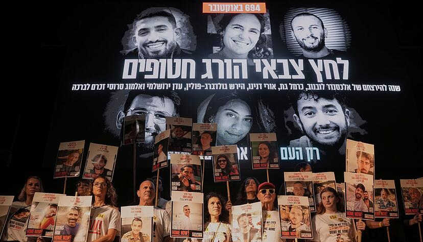Erneut demonstrierten in Israel Tausende Menschen für ein Ende des Gaza-Kriegs.