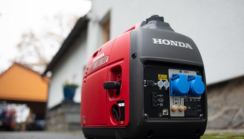 Dieser Stromerzeuger schafft ein paar Ger&auml;te, kein ganzes Haus. Und damit alles sicher bleibt, betreibt man ihn nur drau&szlig;en, wo die Abgase ungehindert abziehen k&ouml;nnen.