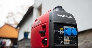 Dieser Stromerzeuger schafft ein paar Ger&auml;te, kein ganzes Haus. Und damit alles sicher bleibt, betreibt man ihn nur drau&szlig;en, wo die Abgase ungehindert abziehen k&ouml;nnen.