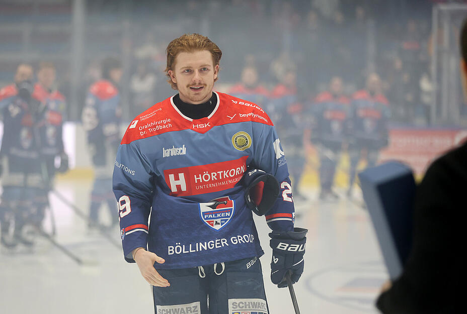 Die Heilbronner Falken verabschieden verdiente Akteure wie Calder Anderson unter dem Beifall der Zuschauer. Die Heilbronner Falken verabschieden verdiente Akteure wie Calder Anderson unter dem Beifall der Zuschauer.