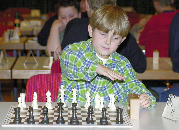 2001. Konzentriert ist der jüngste Schachspieler beim Turnier des Schachvereins. Michael Daniel Gheng ist erst fünf Jahre alt.