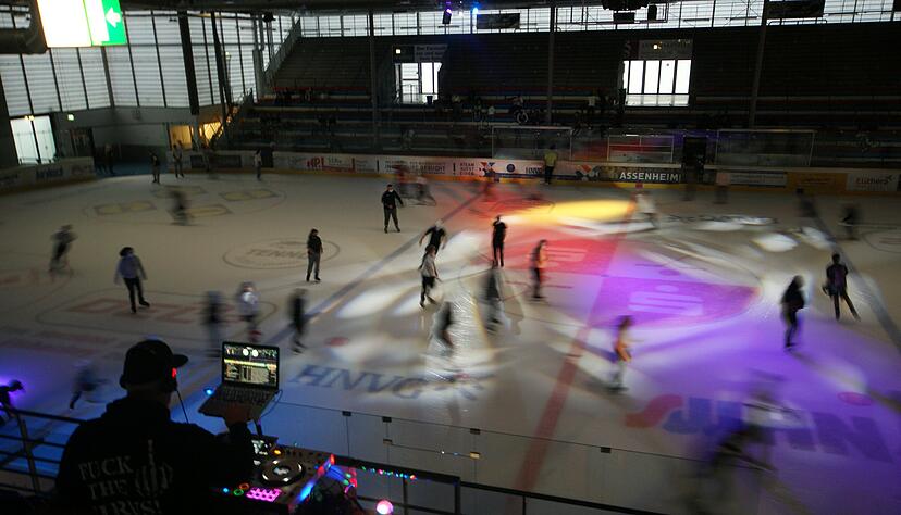 DJ Steve R nimmt die Tanzenden bei der ersten Eisdisco in der Kolbenschmitt-Arena mit durch drei Jahrzehnte Pop- und Rockmusik.
Foto: Philip Klein DJ Steve R nimmt die Tanzenden bei der ersten Eisdisco in der Kolbenschmitt-Arena mit durch drei Jahrzehnte Pop- und Rockmusik.
Foto: Philip Klein