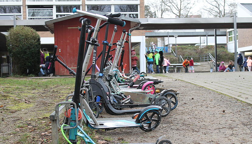 Kinder sollen im besten Fall zu Fuß, mit dem Rad oder mit dem Tretroller zur Schule kommen, statt mit dem Auto von den Eltern gefahren zu werden. Dafür setzt sich unter anderem wieder die Aktion "Spo-Spi-To-Bewegungspass" ein. Kinder sollen im besten Fall zu Fuß, mit dem Rad oder mit dem Tretroller zur Schule kommen, statt mit dem Auto von den Eltern gefahren zu werden. Dafür setzt sich unter anderem wieder die Aktion "Spo-Spi-To-Bewegungspass" ein.