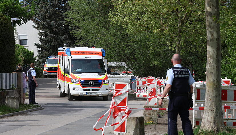 Die Rettungskr&auml;fte f&uuml;hrten in Lauffen medizinische Ma&szlig;nahmen durch. Zun&auml;chst war nichts &uuml;ber den Gesundheitszustand bekannt.