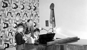 M&auml;rklin-Eisenbahn 1953: Stolz steuert der kleine Gerhard die Anlage, die sein Vater Manfred Schwinghammer allj&auml;hrlich mit einer Attraktion bereichert.