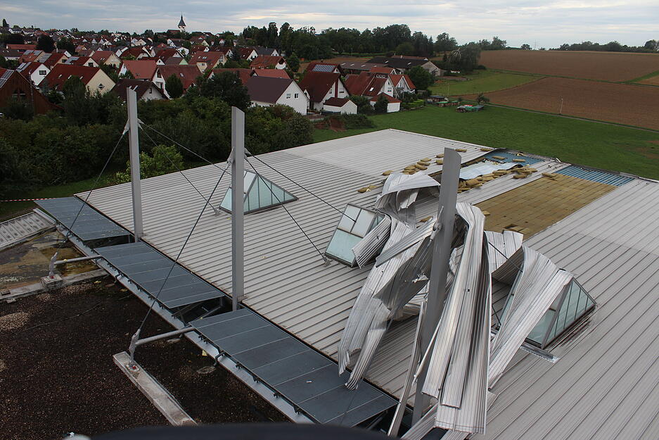Der Wind das Dach der Eberwinhalle an. Die Dachverkleidung brach.