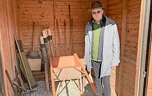 Im Juli wird das Straßenwärterhäuschen eröffnet. Museumsleiter Michael Happe öffnet schon einmal die Tür zum Materiallager. Im Juli wird das Straßenwärterhäuschen eröffnet. Museumsleiter Michael Happe öffnet schon einmal die Tür zum Materiallager.