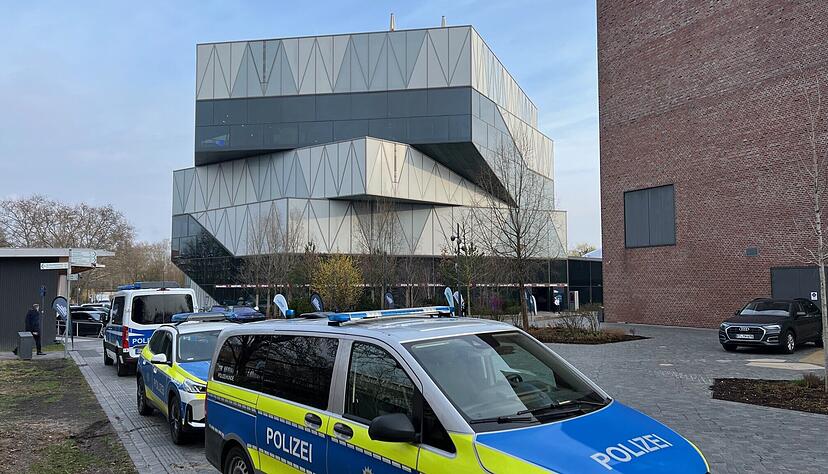 Polizeiwagen stehen wegen der Cyber Security Conference vor der Experimenta in Heilbronn
