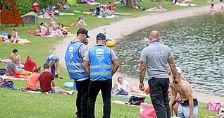 In der Badesaison ist Security am Breitenauer See unterwegs. Sie soll dafür sorgen, dass sich die Besucher sicher und wohlfühlen. Es gibt eine lange Liste von Verboten, die das Personal kontrolliert. In der Badesaison ist Security am Breitenauer See unterwegs. Sie soll dafür sorgen, dass sich die Besucher sicher und wohlfühlen. Es gibt eine lange Liste von Verboten, die das Personal kontrolliert.
