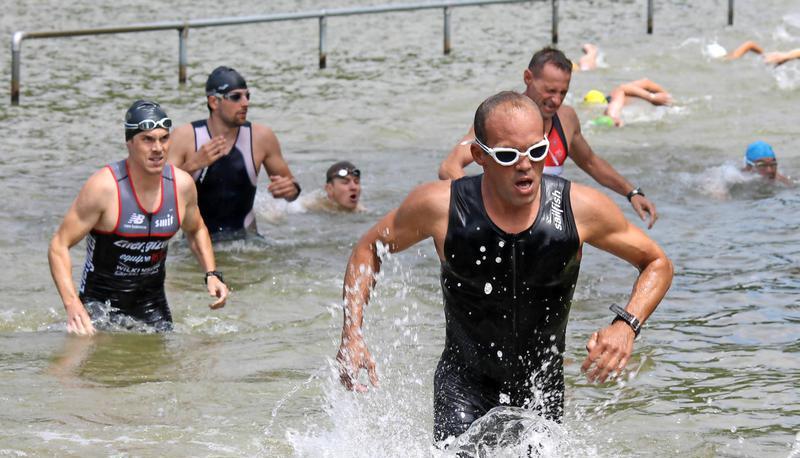 Harter Wettkampf im Wasser: Rund 300 Einzelstarter und Staffelteams gingen beim Triathlon in Waldenburg an den Start.
Fotos: Ranjo Doering
