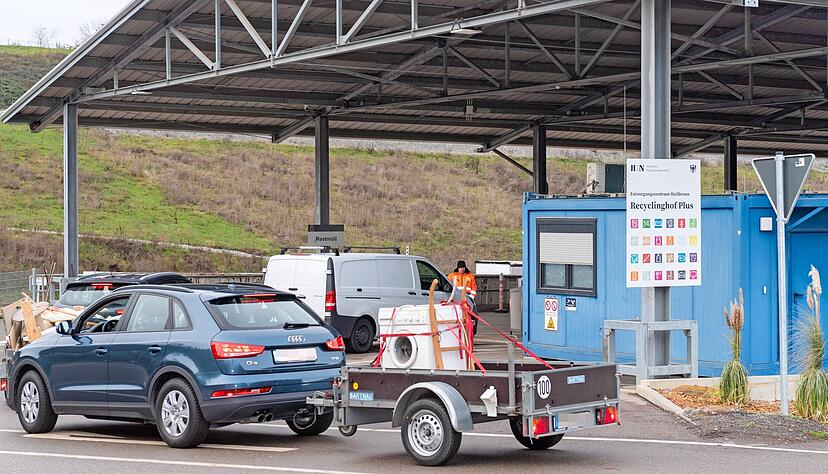 Das Entsorgungszentrum auf der Vogelsangklinge in Heilbronn hat derzeit viele Besucher. Die Mitarbeiter beraten bei der Entsorgung. Das Entsorgungszentrum auf der Vogelsangklinge in Heilbronn hat derzeit viele Besucher. Die Mitarbeiter beraten bei der Entsorgung.
