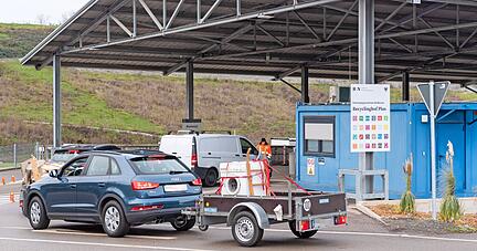 Das Entsorgungszentrum auf der Vogelsangklinge in Heilbronn hat derzeit viele Besucher. Die Mitarbeiter beraten bei der Entsorgung.
Fotos: Mario Berger Das Entsorgungszentrum auf der Vogelsangklinge in Heilbronn hat derzeit viele Besucher. Die Mitarbeiter beraten bei der Entsorgung.
Fotos: Mario Berger