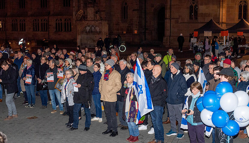 Rund 150 Menschen nahmen am Freitagabend an der Kundgebung auf dem Heilbronner Kiliansplatz teil.