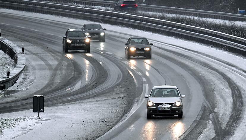 Schneematsch auf der A52 bei Gelsenkirchen. Vielerorts sind die Straßen infolge von gefrierendem Regen spiegelglatt. Schneematsch auf der A52 bei Gelsenkirchen. Vielerorts sind die Straßen infolge von gefrierendem Regen spiegelglatt.