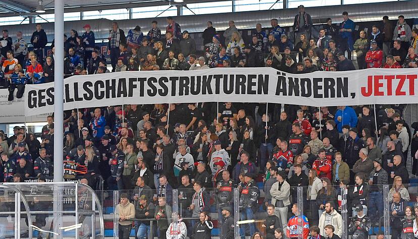 Die Fans standen in dieser Saison wieder treu zur Mannschaft, ihr Ärger richtete sich ausschließlich an die Clubführung der Heilbronner Falken. Die Fans standen in dieser Saison wieder treu zur Mannschaft, ihr Ärger richtete sich ausschließlich an die Clubführung der Heilbronner Falken.