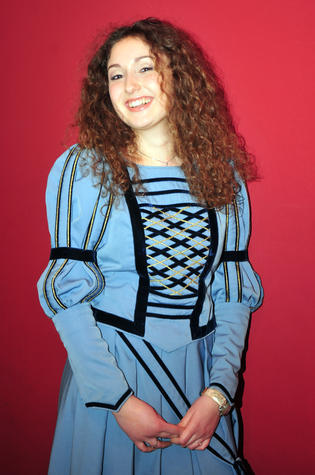 Angela Covato: Die 17 Jahre alte Sch&uuml;lerin am Wirtschaftsgymnasium der Gustav-von-Schmoller-Schule war war in den vergangenen zwei Jahren Mitglied des Jugendgemeinderats. Sie m&ouml;chte Jura studieren. Ihre Hobbys sind Tanzen, Handball und Kochen, ihre Vorbilder Barack Obama und Anne Hathaway. Sie glaubt, dass Brasilien Fu&szlig;ballweltmeister wird.