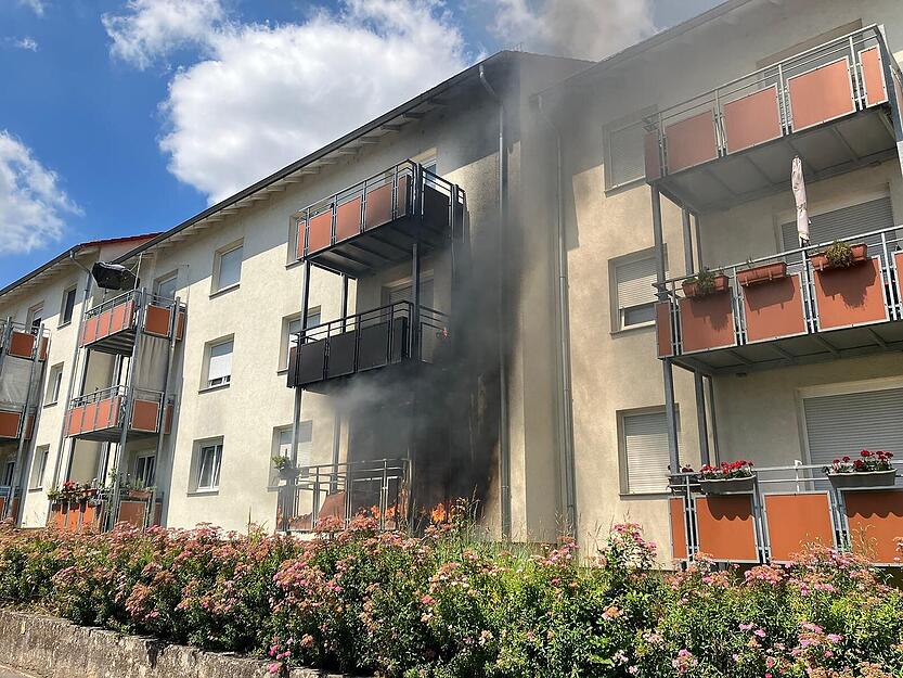 Das Feuer im Erdgeschoss soll auch eine Wohnung sowie einen darüberliegenden Balkon in Mitleidenschaft gezogen haben.
