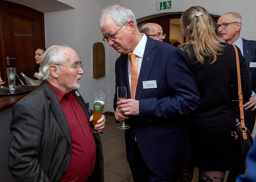Dekan Roland Rossnagel (rechts) im Gespräch mit Journalist Gerhard Schwinghammer.