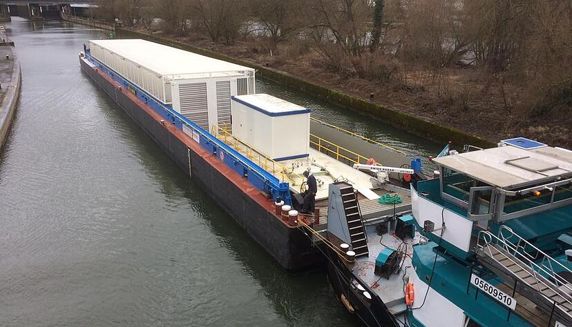 Das Schubschiffe Edda zieht den Leichter „Lastdrager 40“ auf dem Neckar bei Lauffen. Foto: Reto Bosch