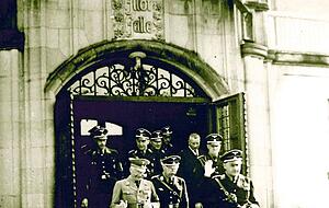 15. Mai 1936: Reichsminister Walter Darr&eacute;, Reichsf&uuml;hrer SS Heinrich Himmler (Mitte) und NSDAP-Gauleiter Walter Murr kommen aus der Hildthalle.