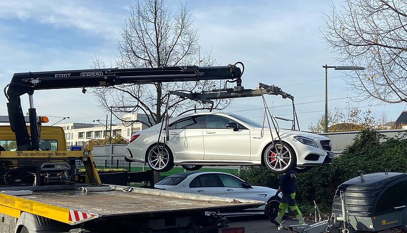 Die Polizei beschlagnahmt einen Mercedes CLS 500 4Matic. Die Polizei beschlagnahmt einen Mercedes CLS 500 4Matic.
