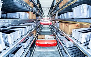 Express f&uuml;r elektronische Bauteile: Vollautomatisch sausen die Shuttles durchs Logistikzentrum von W&uuml;rth Elektronik in Waldenburg.