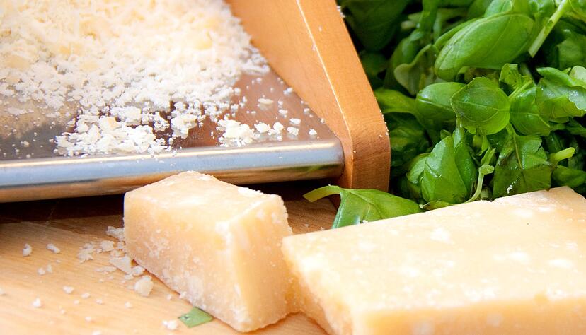 Parmesan und Grana Padano sind beides italienische Hartkäsesorten, unterscheiden sich aber in Details.