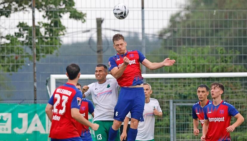 Im Pokal bisher obenauf: Die Hollenbacher mit Jonas Limbach beim Kopfball gegen den TSV Heimerdingen. Am Samstag beginnt nun bereits die Oberliga-Saison mit einem Heimspiel f&uuml;r die Hohenloher.
Foto: Marc Schmerbeck