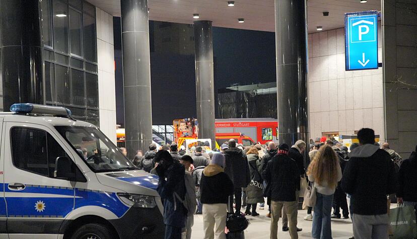 &Uuml;ber Stunden konnten Fahrg&auml;ste am Samstagabend nicht den oberen Teil des Stuttgarter Hauptbahnhofs nutzen.