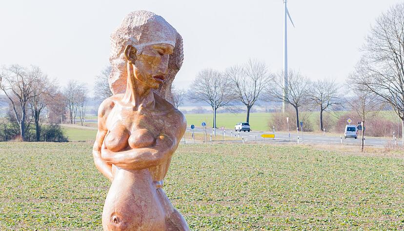 Die Skulptur ist von der Stra&szlig;e aus gut zu sehen.