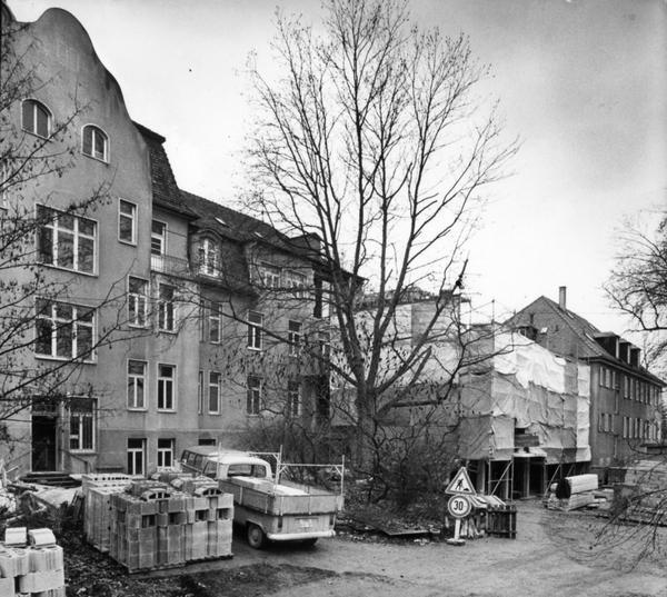 1976: Aus der fr&uuml;heren Frauenklinik wird die geriatrischen Nachsorgeklinik. 75 Patienten k&ouml;nnen hier aufgenommen werden.1989 wird ein Therapiegarten angelegt.